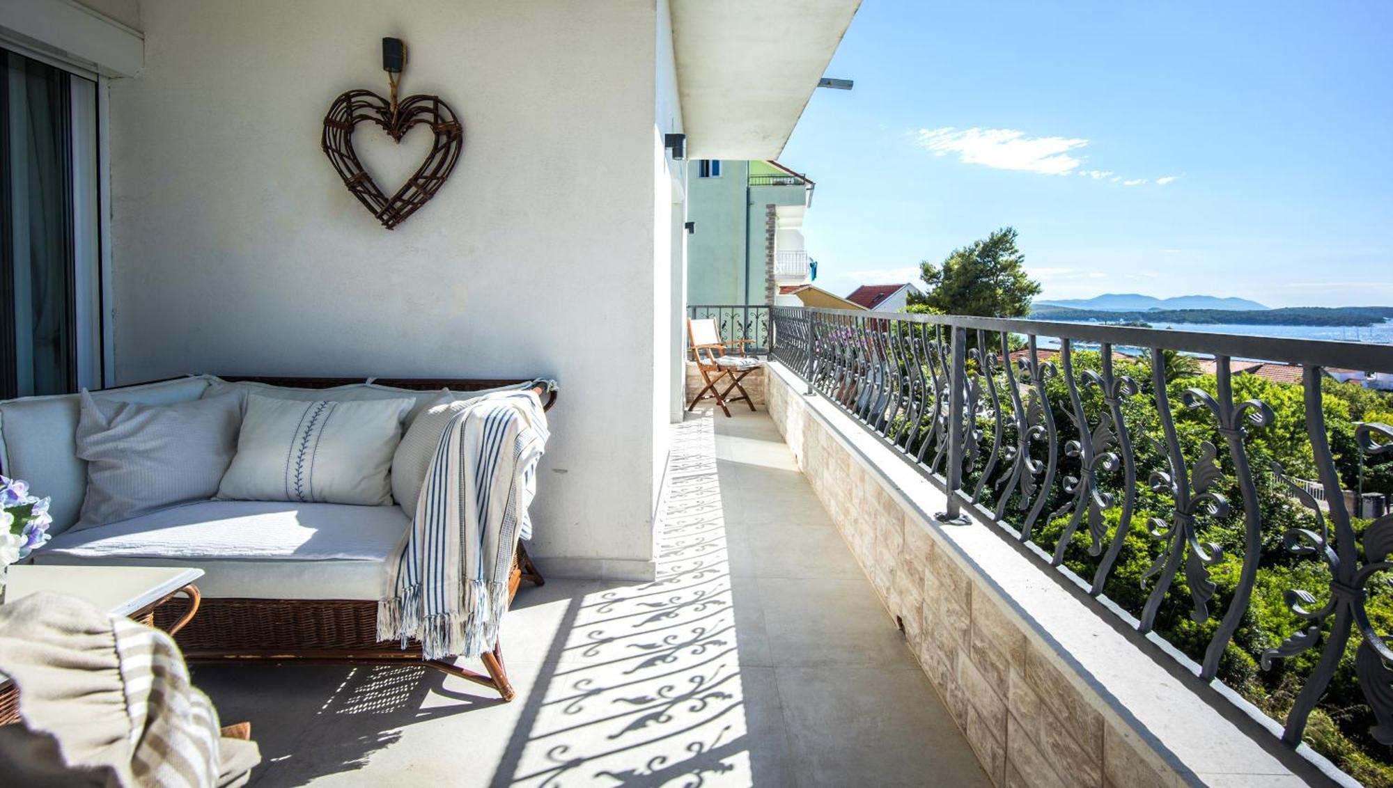 Apartment Stunning Seaview Retreat With Terrace