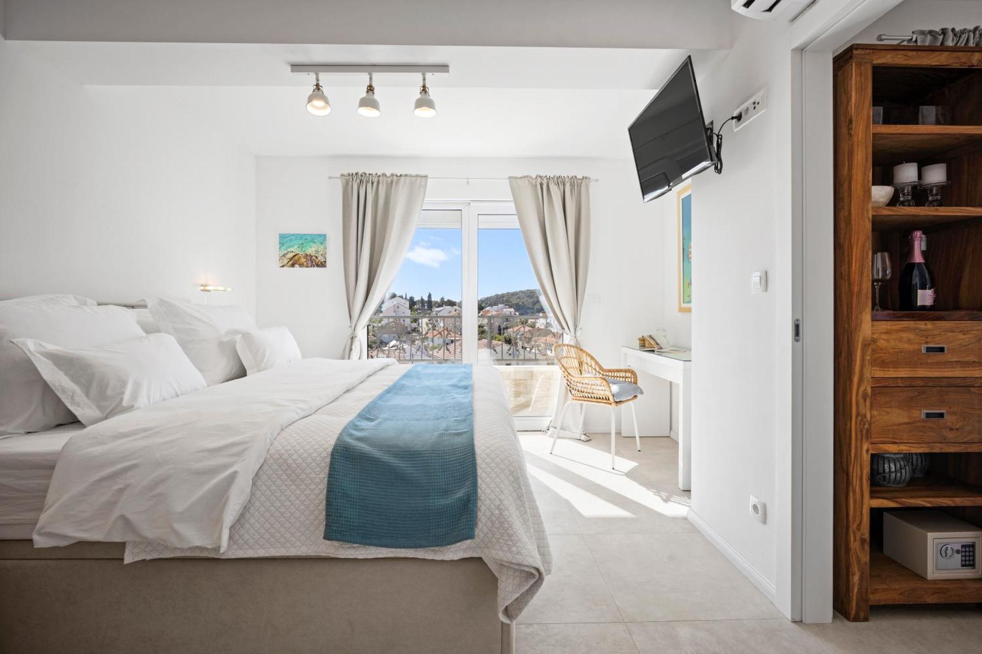 Stunning Seaview Retreat With Terrace Apartment